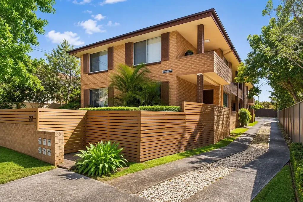 Top Floor 2-Bedroom Unit with City Views - Prime Wollongong Location