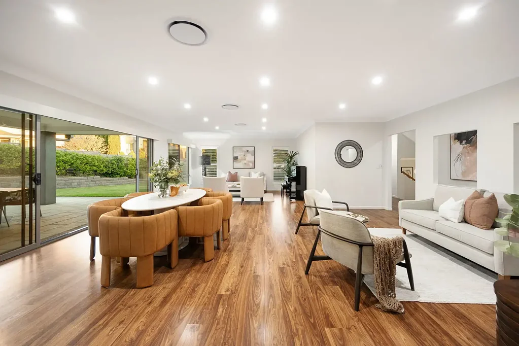 Brookwater 4房 建筑杰作位于1,121平方米的土地上 - 81米临街面，靠近高尔夫球场，以及为家庭生活打造的布局 Architectural Brookwater Masterpiece on 1,121m2 - 81 Metre Frontage, Golf Course Proximity, and a Layout Built for Family Life