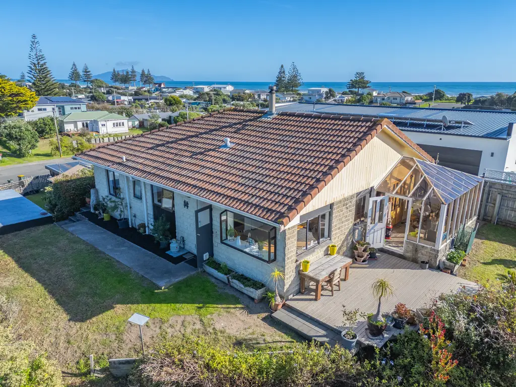 Otaki Beach 3 Bedroom DUAL LIVING BEACH OPPORTUNITY