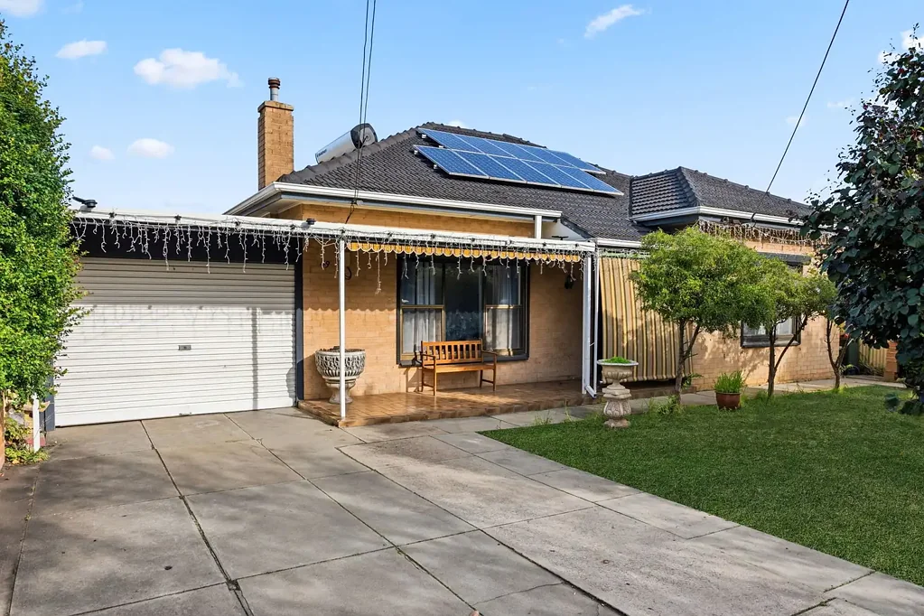 North Plympton 3ห้องนอน Character, Space & Endless Possibilities on a Generous Allotment.