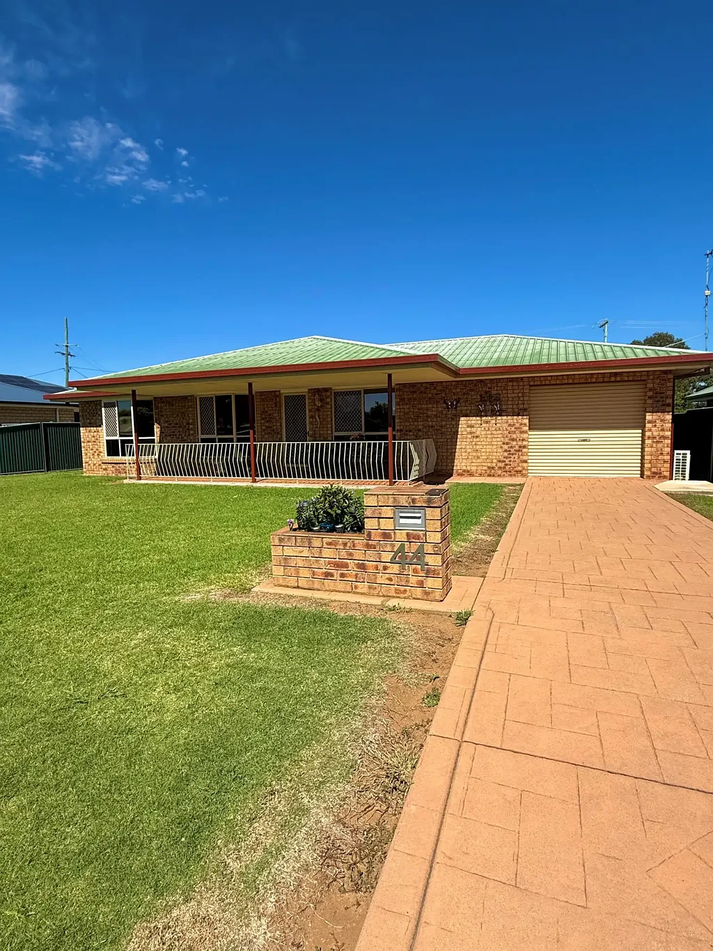 Warwick 3房 三卧宽敞带壁橱 开放厨餐储物足 起居舒适有空调 洗衣房外通道便 双车库储物空间 大地围栏近千平 隐私空间多实用 Spacious Family Living