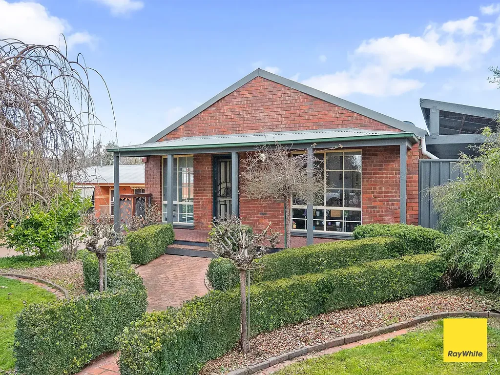 Kangaroo Flat 3房  More than what meets the eye! Tasteful & well built brick home on 648 Sqm block!