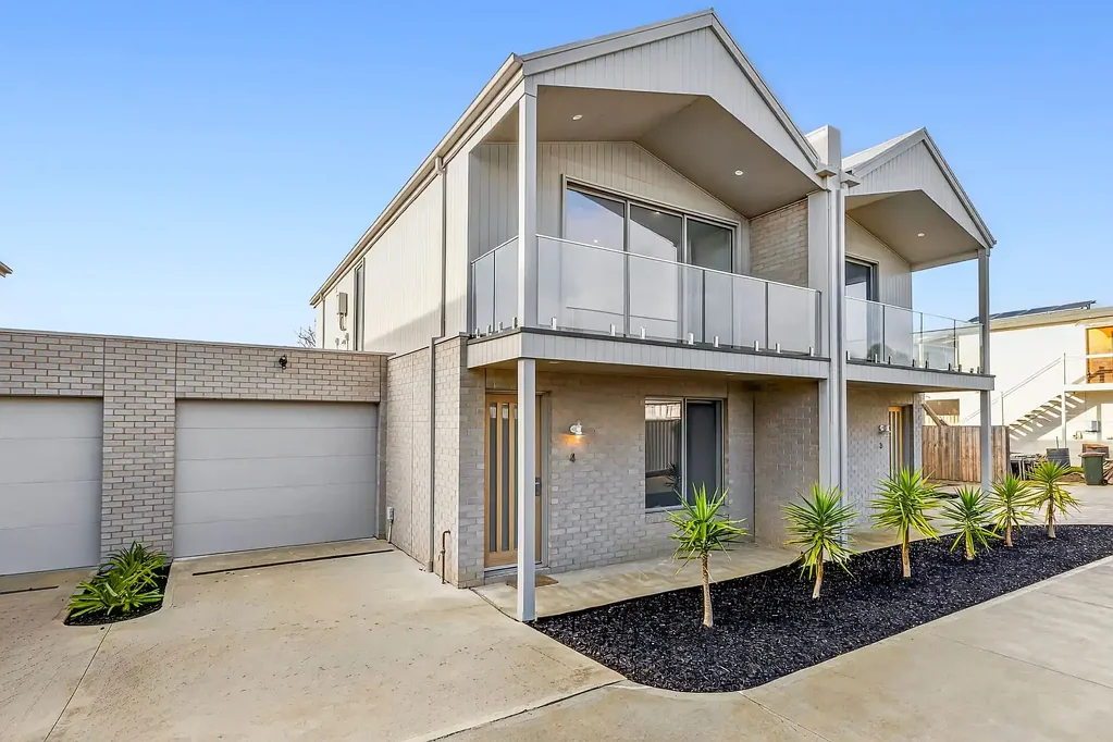 Contemporary Coastal Retreat for Lease – Prime Location