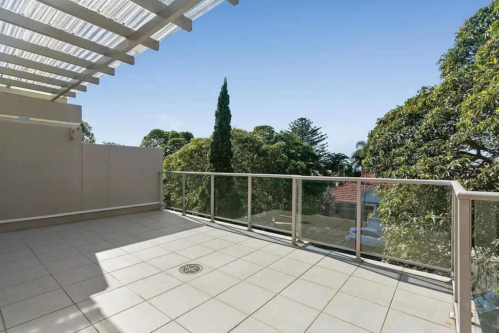 Top Floor Oversized One Bedroom Apartment With Lift Access & Ocean Views