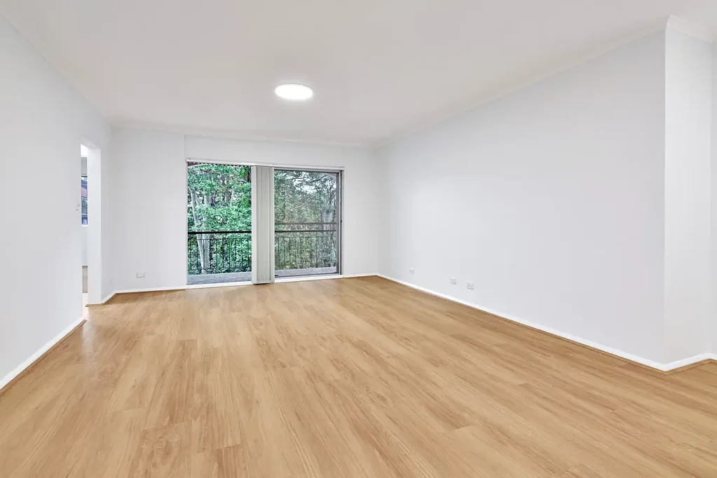BEAUTIFULLY REFRESHED APARTMENT OFFERS COMFORT, STYLE & CONVENIENCE