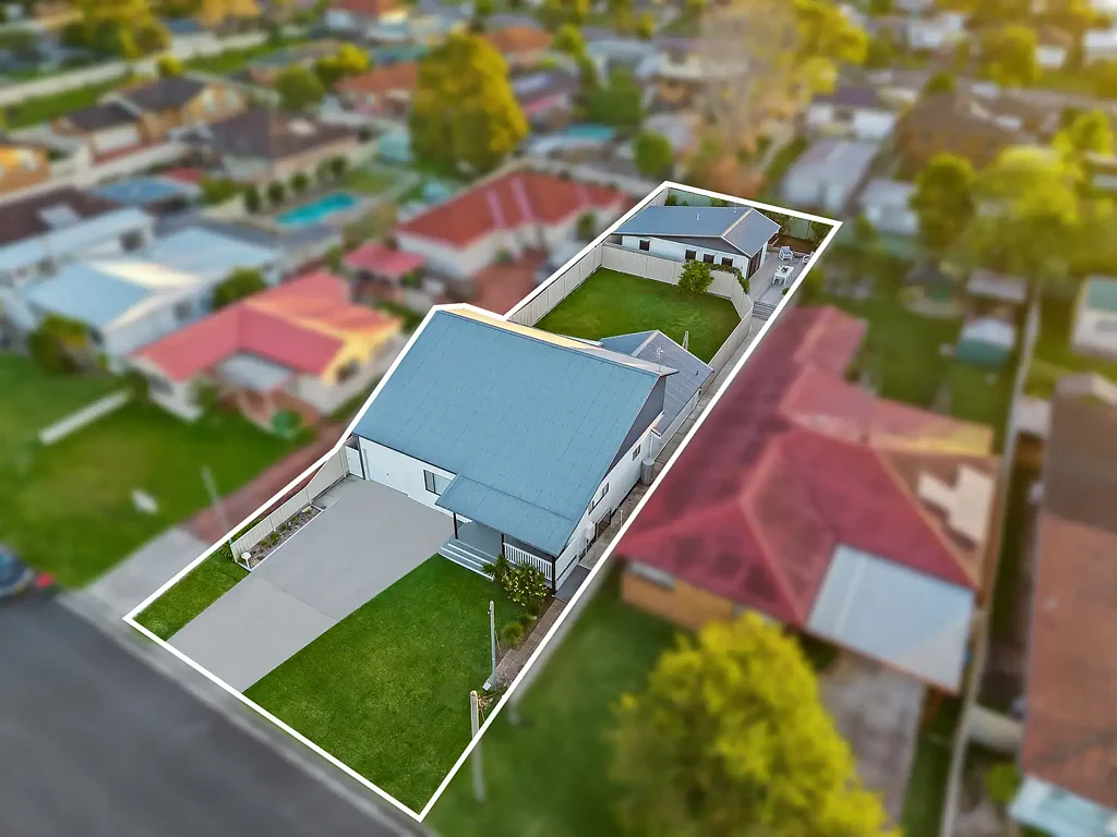 Killarney Vale 7房  Immaculate Dual Occupancy on a 758m2 Block! - Rare Opportunity in a Sought-After Location