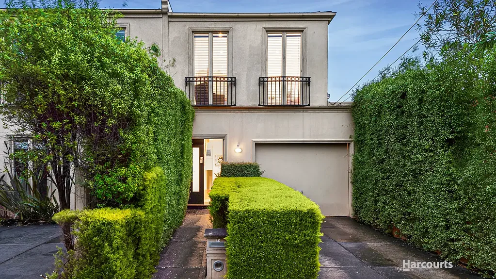 Bulleen 4房 宽敞采光佳 现代舒适感 低维护庭院 四卧分区优 便捷生活圈 Light, Luxury & Low-Maintenance Living