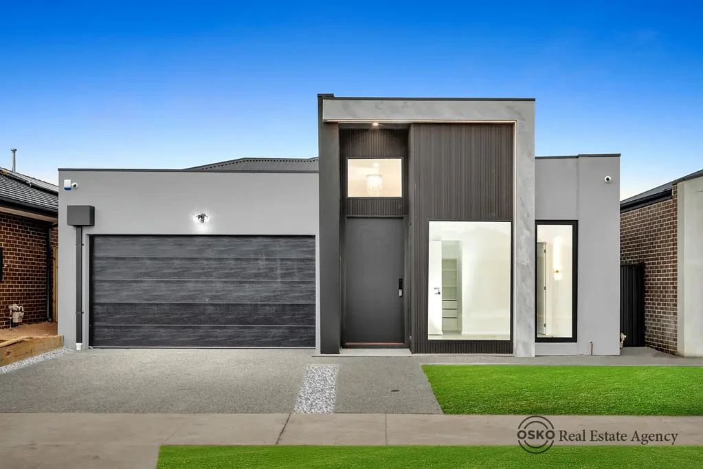 Deanside 4 Bedroom Architect-Designed Grandeur · Rich Modern Facade
Luxury in Sought-After Deanside - 1-min Walk to the Upcoming Town Centre