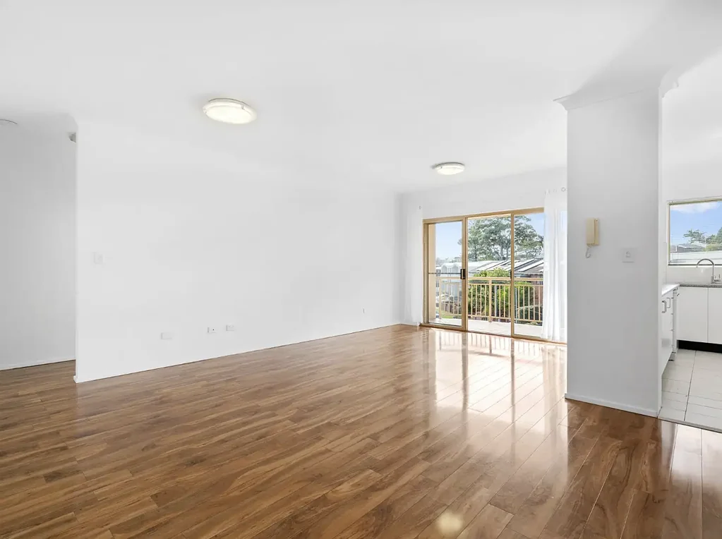 2 Bedroom Top Floor Living in Miranda