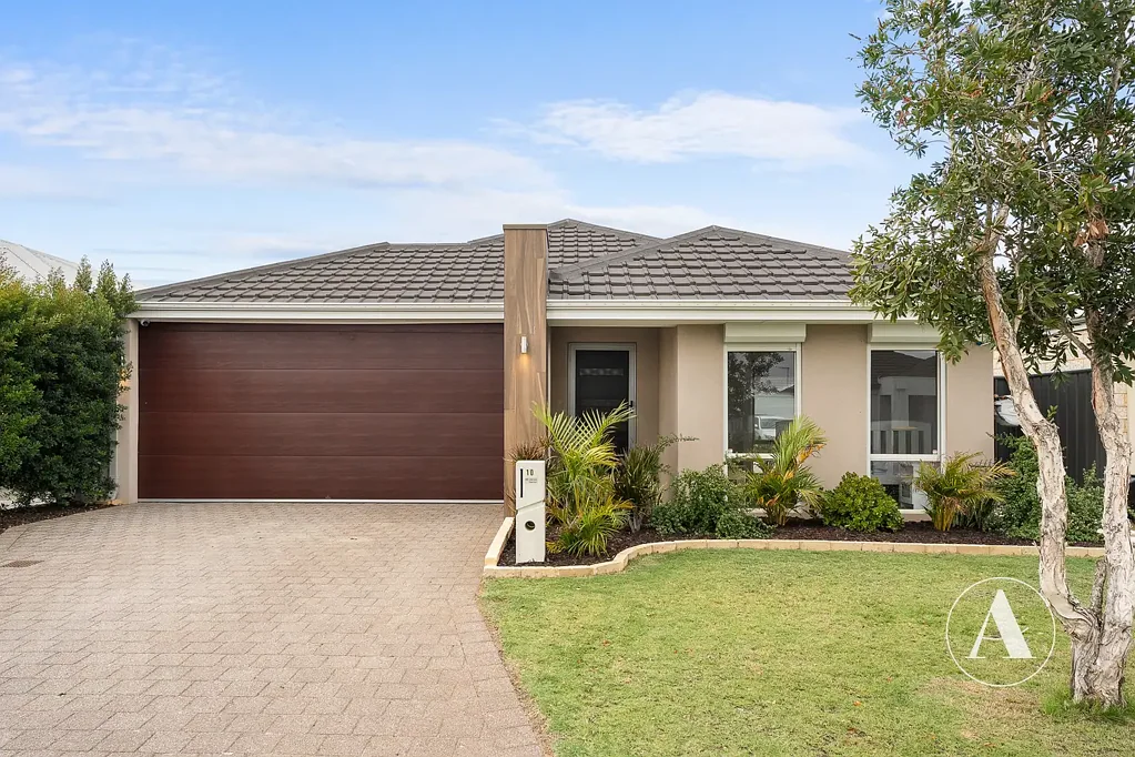 Hilbert 4 Bedroom PICTURE PERFECT!! - LOW MAINTENANCE!