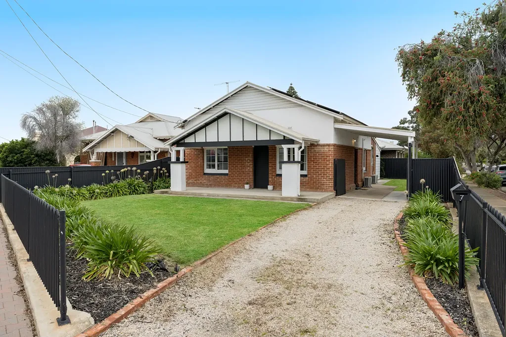 Edwardstown 3ਬੈੱਡਰੂਮ Extended Bungalow Beauty on Corner Block