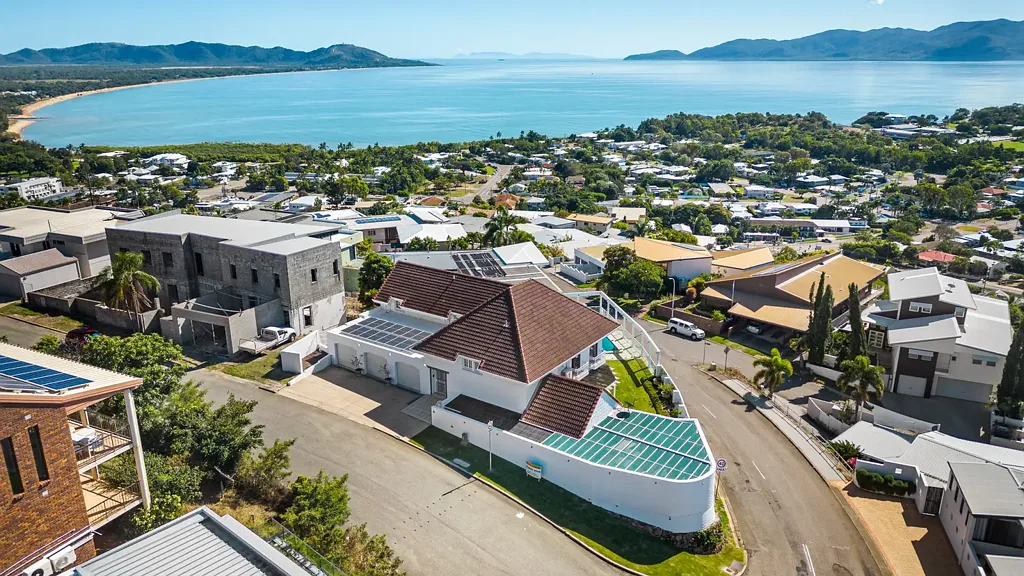 Castle Hill 4 Bedroom STUNNING VIEWS - 
- TIMELESS ELEGANCE - ENTERTAINERS DELIGHT.