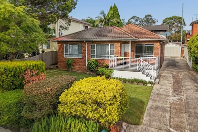 Strathfield 3Zimmer Solid classic double brick family home directly opposite Edwards Park with excellent future prospects