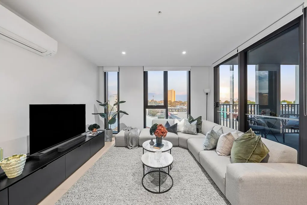South Melbourne 3房 South Melbourne精品公寓 高楼层采光佳 Miele高端电器 主卧带套间 阳台视野开阔 停车位储物笼 露台休闲区 Spacious, Stylish & Perfectly Positioned