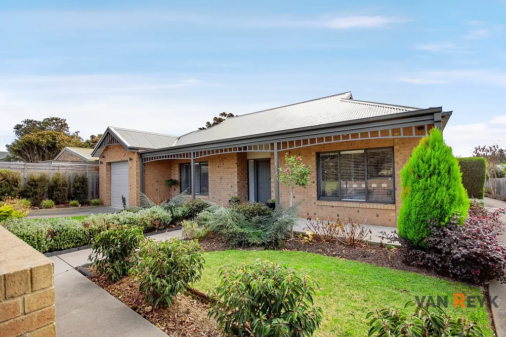 Bairnsdale 2 Bedroom Stylish & Low-Maintenance Living in a Convenient Location