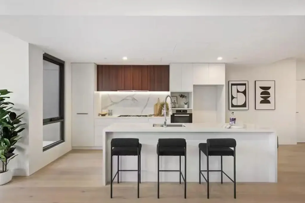 $760/w Panoramic luxury living  walking to The Pines Shopping Centre