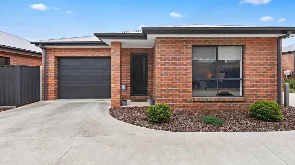 Buninyong 2 Bedroom A Superbly Kept Unit Loaded With Value!