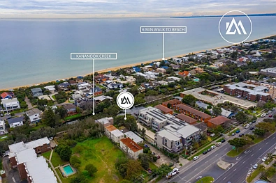 Frankston 3房 联排别墅品质 无需维护 私人庭院 远处阳台 三卧宁静 主卧套卫 步入衣帽间 次主卧独立空间 学习角方便居家 起居用餐融合 厨房早餐吧 户外用餐阳台 Kananook Creek近在咫尺 海滩声音可闻 两车位车库 电采暖空调 学校购物交通便捷 Calm, Coastal and Completely Contemporary
