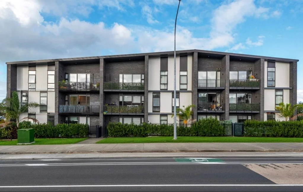 G05/165 Lake Road, Northcote, Auckland