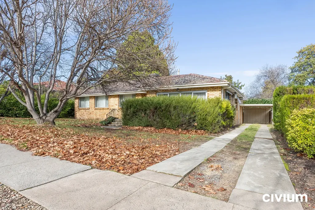 Delectable Deakin home, fresh new carpets vinyl in Lounge, Family and Dining.