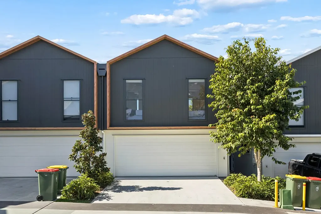 Algester 4 Slaapkamer AUCTION IF NOT SOLD PRIOR - Contemporary Townhouse Living with Style, Space & Convenience