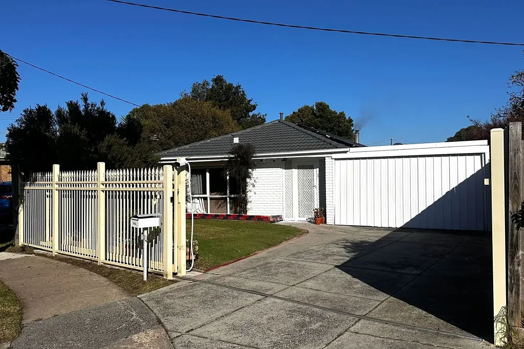 3 BEDROOM 2 BATHROOM HOUSE ON A LARGE BLOCK!