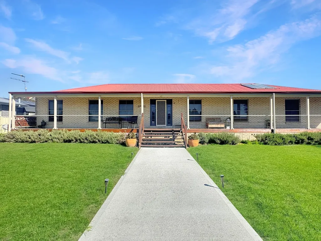 Uralla 5房  Experience Expansive Family Living in a Convenient and Central Location
