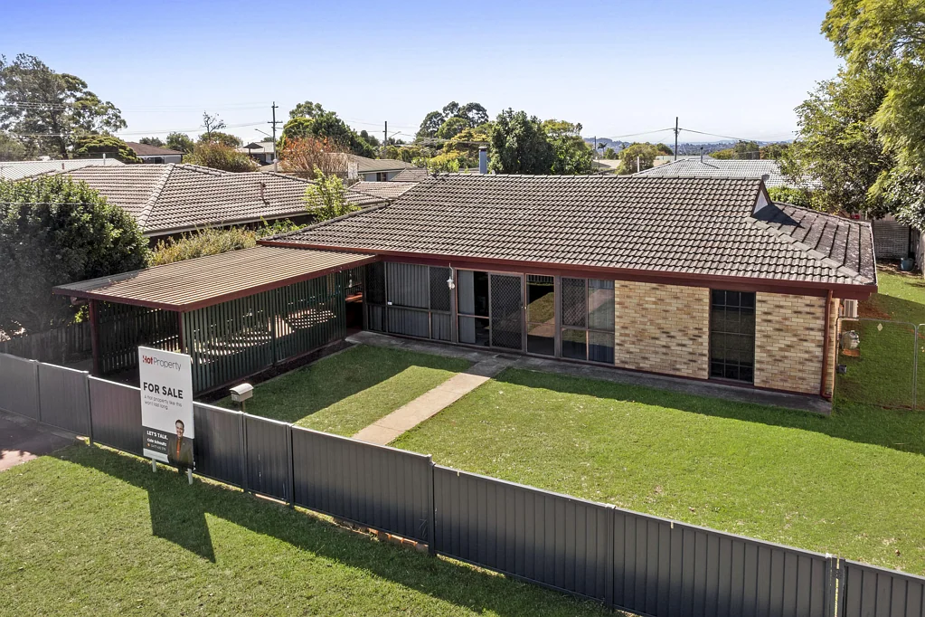 Darling Heights 4Habitaciones Spacious Family Living with Multiple Living Areas & Generous Backyard