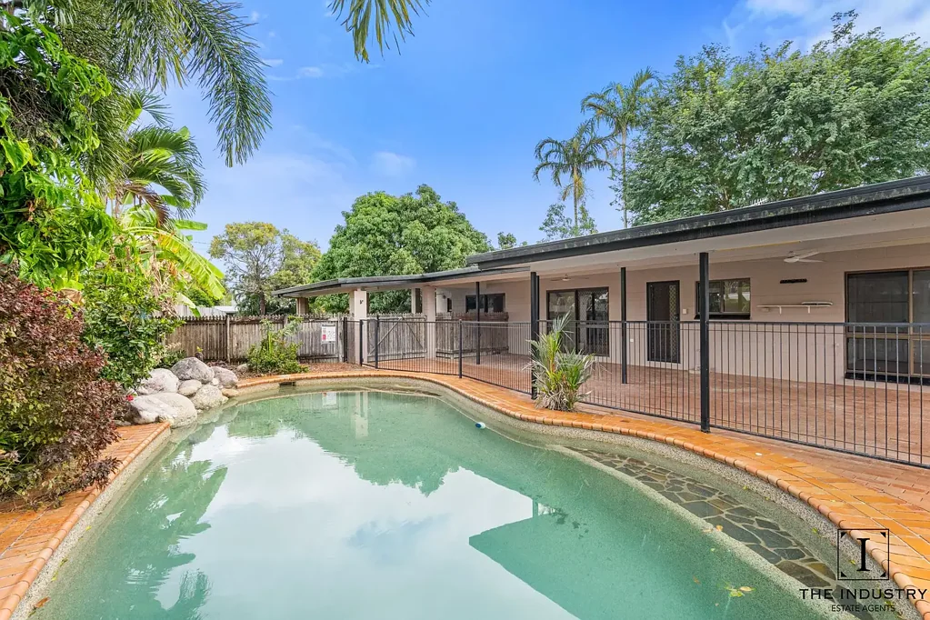 Yorkeys Knob 3房  Poolside Living with Side Access & Space to Move