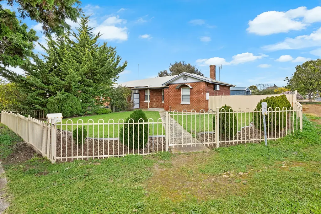 Port Lincoln 3कमरा Secure Investment with Future Lifestyle Appeal | 3 Bedroom Home on 701m² Corner Allotment in Port Lincoln