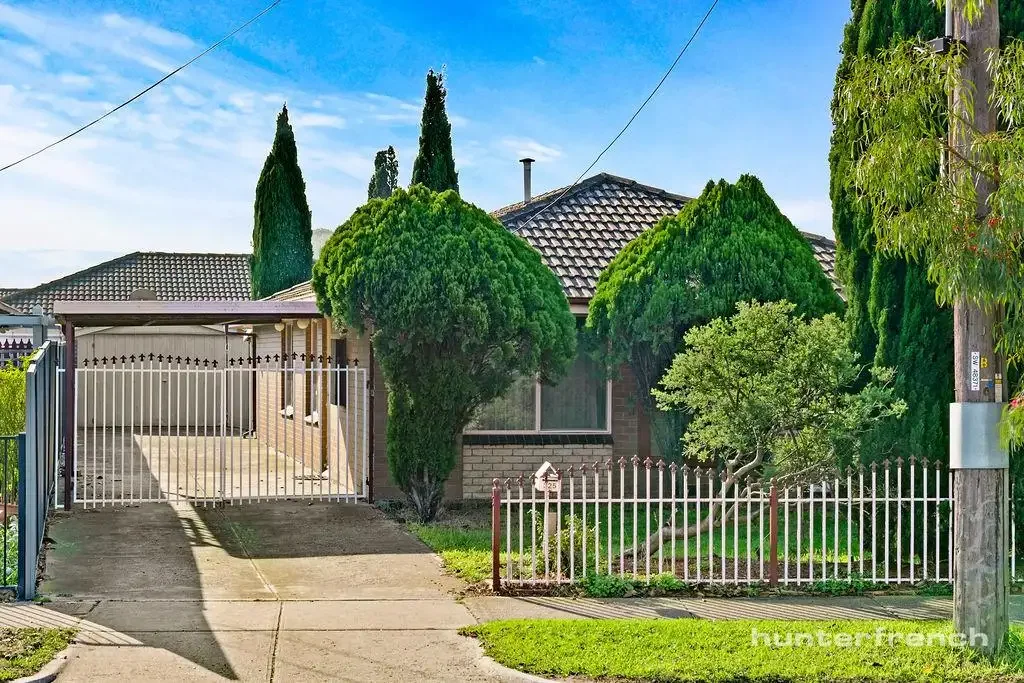Altona Meadows 3房 中央便利宜人居住 高可见度多用途 精美翻新三卧 现代厨房分体冷暖 安全车库遮盖Pergola 邻近商圈交通便捷 Perfect Location Meets Immaculate Living