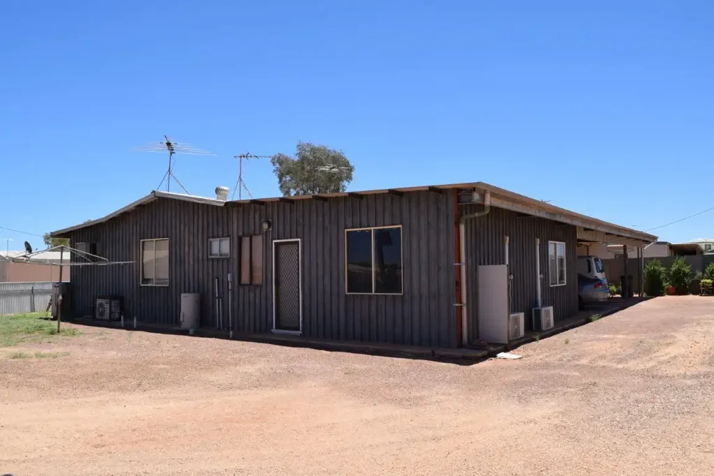 Coober Pedy 5Moenga WOW! House + tenanted unit + shed - it's all here!