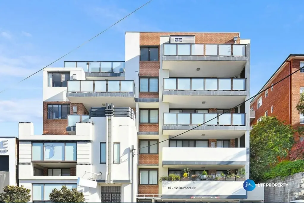 Located within a 2 minute stroll to station & shops !