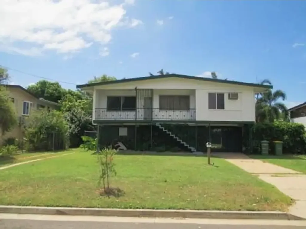 Comfortable Living in a Convenient Cranbrook Location!