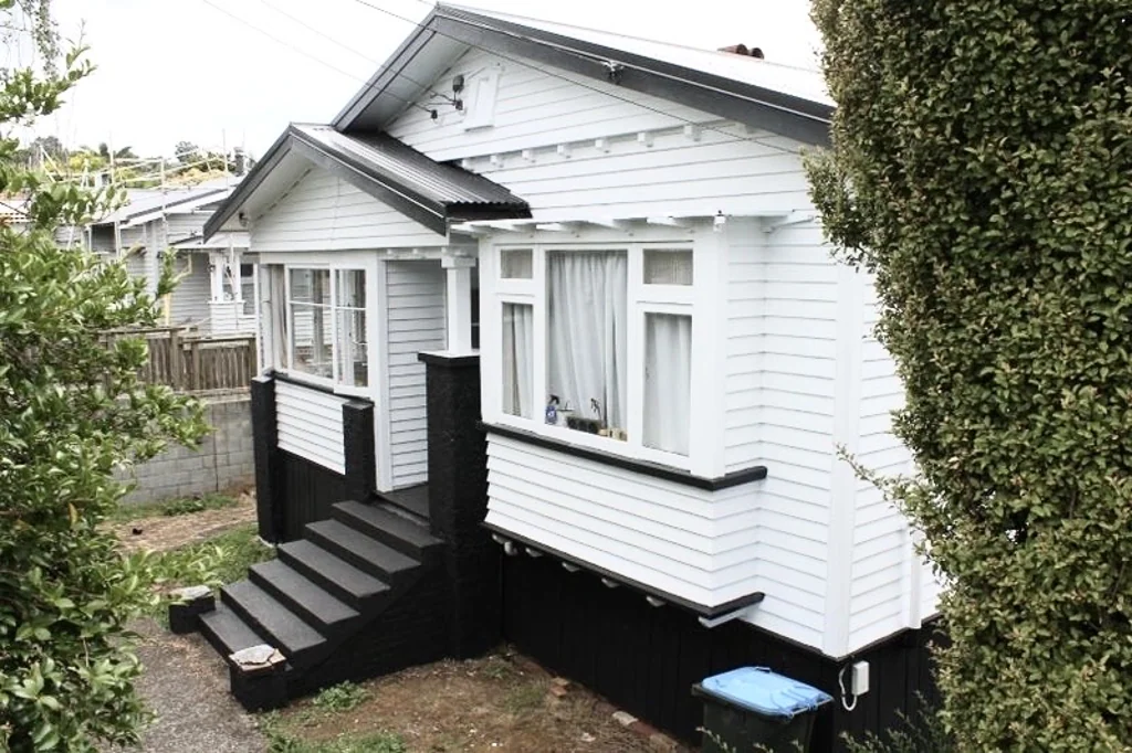 $950/周，校网！中区！整租！Mt eden rd上5房2厅2卫+ 3个园内停车位！这栋结实的集舒适性和功能性的单层大house，有5间双人房+宽敞大客厅+餐厅+2间卫浴+前后花园+门口园内停车位