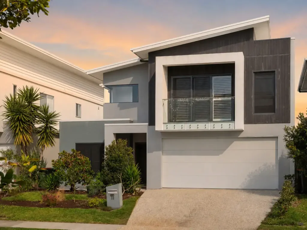 Birtinya 5Kwarto Sophisticated Living Just Steps from the Waterfront