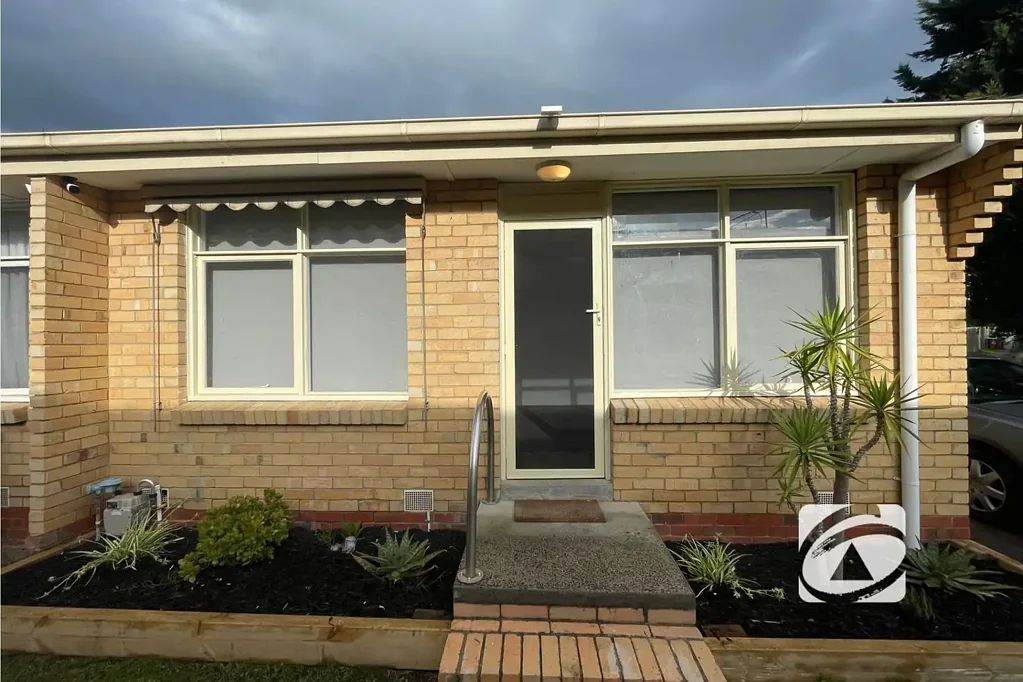 COSY 1 BEDROOM UNIT CLOSE TO SHOPS AND TRANSPORT