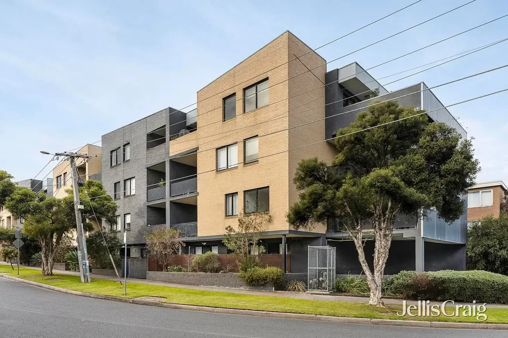Stylish Apartment with Balcony & Parking