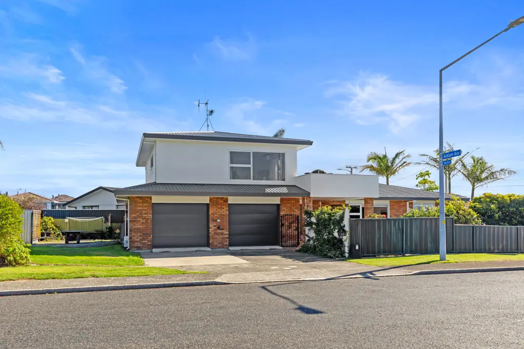 Otumoetai 4 Bedroom Harbour Views with Extended Family Living