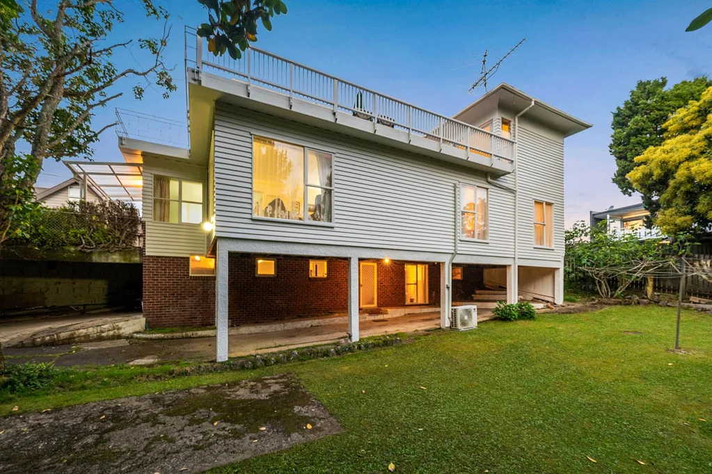 Mount Albert 4房 1994年来首次面市！860㎡静谧领地，宽阔阳台+前后院双菜园，步行至商圈/公园！ First Time on the Market since 1994