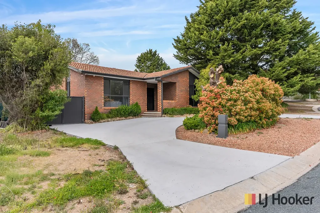 Family-Friendly Entertainer with Multiple Living Areas & Secure Backyard