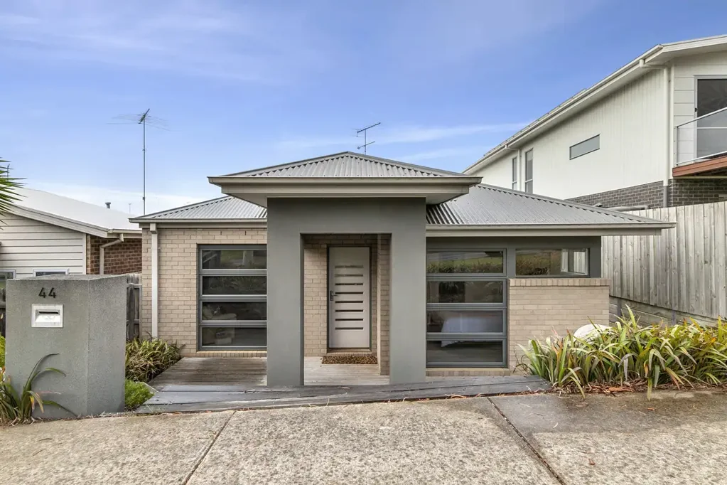 SPACIOUS & LIGHT-FILLED 3-BEDROOM HOME IN PRIME TORQUAY LOCATION