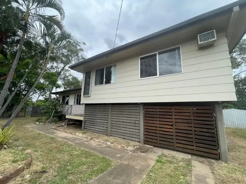 Spilt Level house 4 Big bedrooms close to town.
