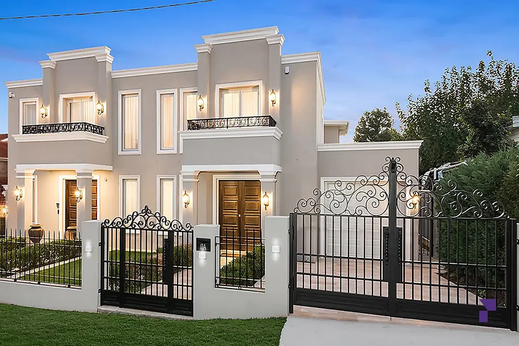 Greenacre 4غرفة نوم Luxurious French-Provincial inspired home blends elegance with architectural sophistication