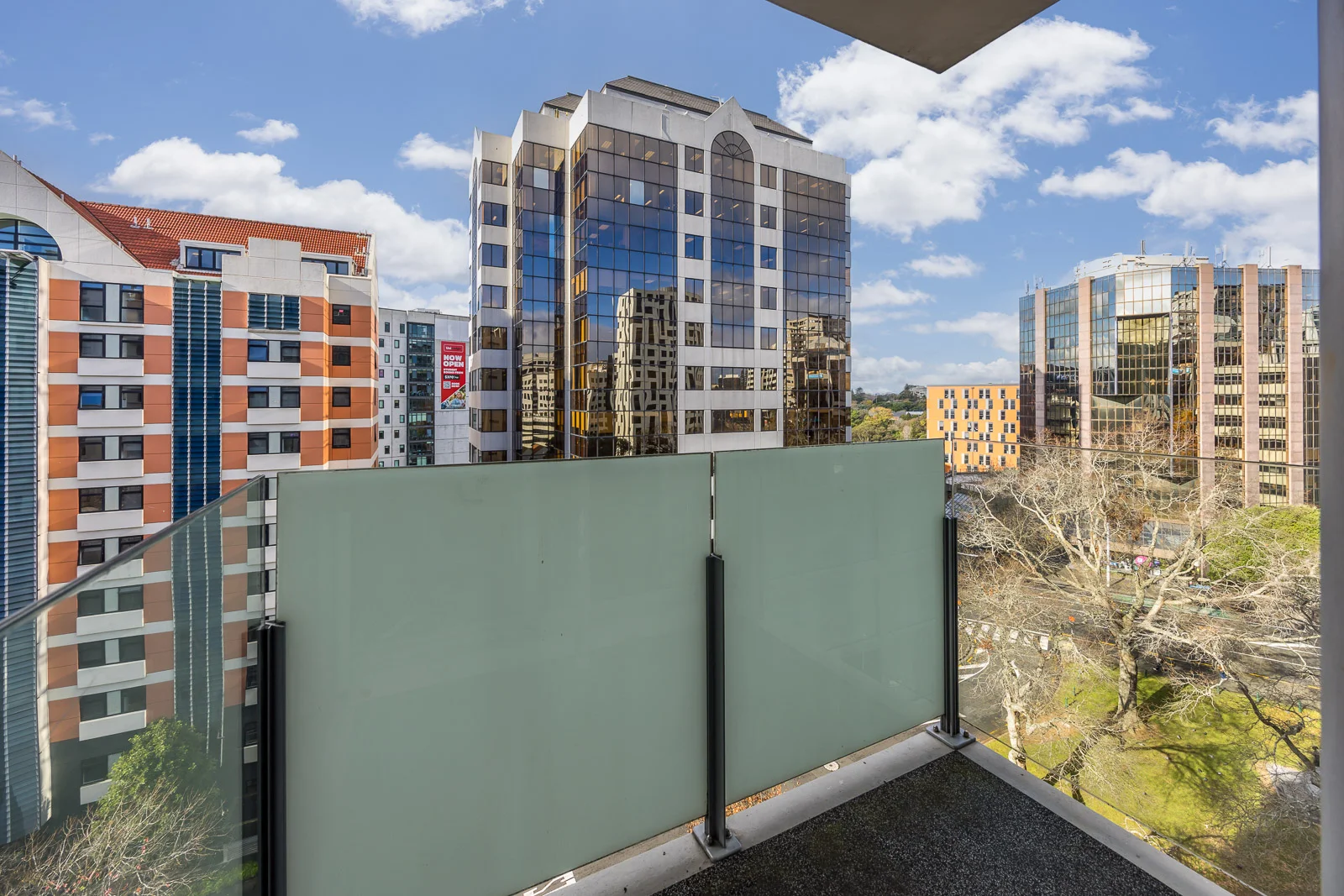Auckland Central 2房 大学核心圈+文法校网！ 落地窗双卧设计， 全配家具， Tetra House高层精品！ Freehold 2 bedroom in Grammar zone under $300k