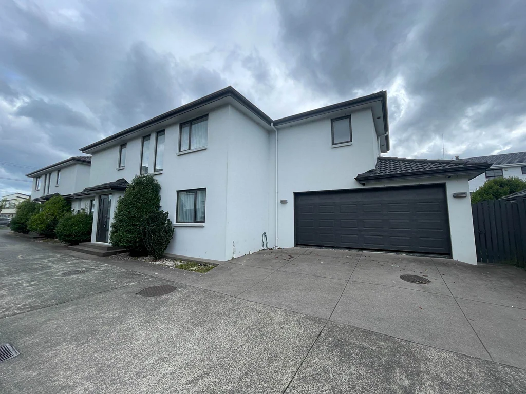 Spacious Family Home in Prime Mount Roskill Lo...
