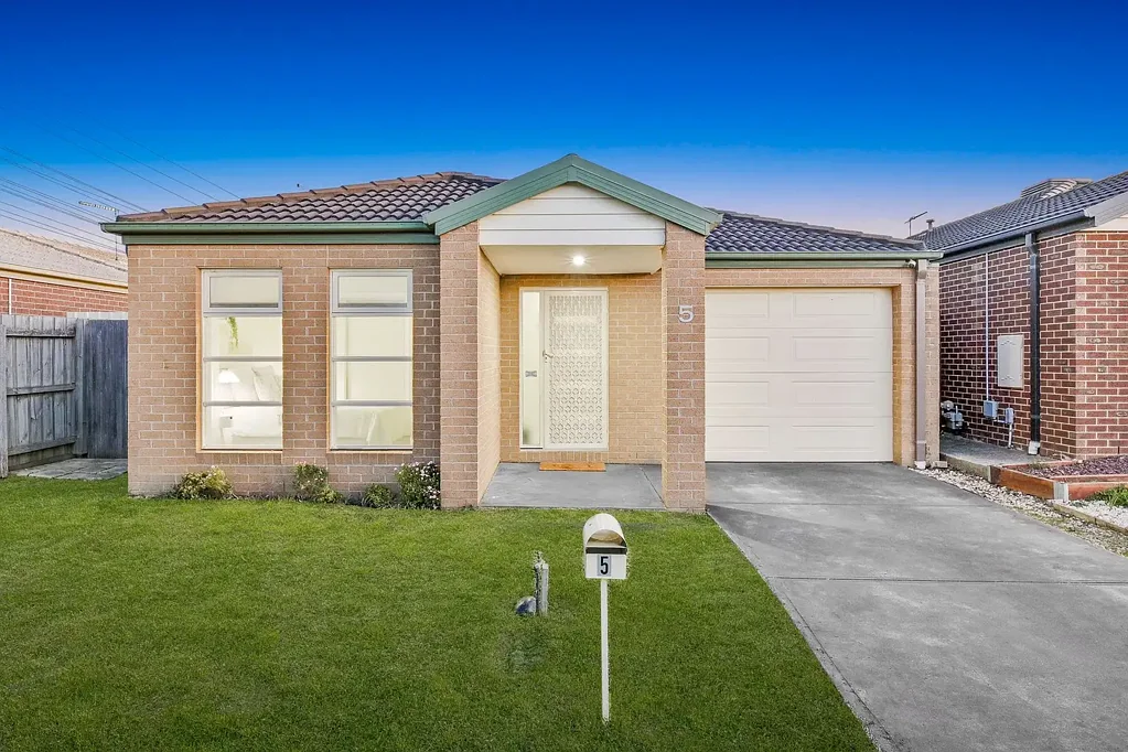 Hampton Park 3બેડરૂમ The Brief: Light-filled, three-bedroom home with two bathrooms and single LUG