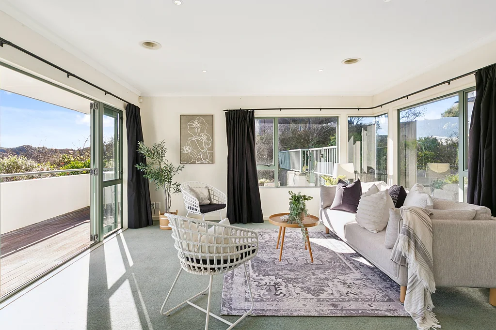 Karori 3房  MODERN & SUNNY WITH VIEWS IN KARORI