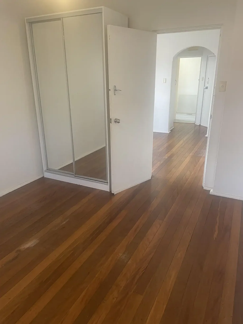BONDI JUNCTION $895pw 2 BED, TIMBER FLOORS, DISTRICT VIEWS