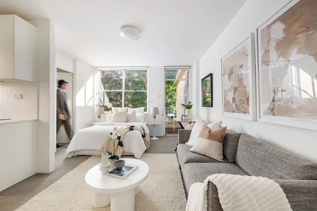 Rushcutters Bay 绿树成荫环境 安全经典建筑 顶层开放式布局 自然阳光视野 现代厨卫设计 滨水入门住宅 社区停车便利 咖啡餐饮环绕 靠近公园市中心 Entry-level apartment close to harbourfront